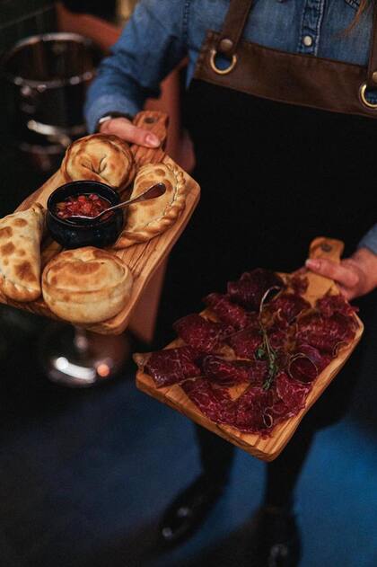 Unos 35 euros por persona con vino cuesta comer en los dos restaurantes.