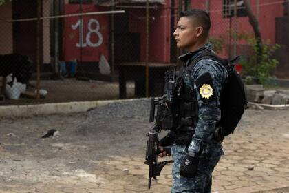 Unos 400 efectivos de la policía participaron en la requisa del centro penitenciario.