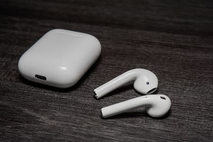 Unos AirPods de Apple