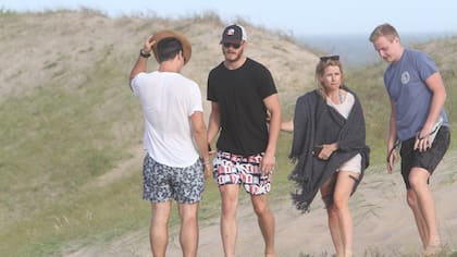 Unos amigos tuvieron que rescatar al actor, que los esperó al costado de la ruta