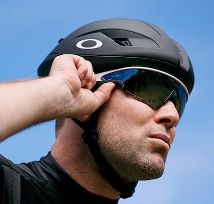 Unos anteojos deportios Oakley Meta Vanguard; tienen una cámara frontal, parlantes estéreo y acceso al asistente Meta AI