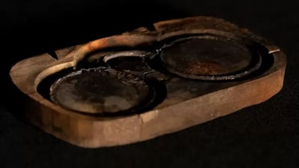 Unos anteojos en su estuche original, de 340 años de antigüedad, fue uno de los muchos objetos encontrados en el lugar bajo el mar