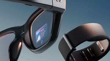 Unos anteojos Meta Ray-ban Display con pantalla incorporada; usan una muñequera que detecta movimientos en los dedos para controlar el dispositivo