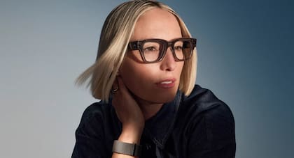 Unos anteojos Meta Ray-ban Display. Tienen una pequeña pantalla en el cristal derecho, parlantes en las patillas y una cámara frontal en la montura