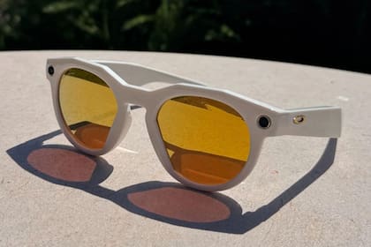 Unos anteojos Oakley Meta; integran una cámara frontal, cinco micrófonos y parlantes en las patillas