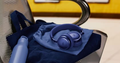 Unos auriculares JBL Live 680NC