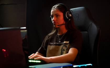 Unos auriculares JBL Quantum 910 de Harman