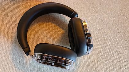 Unos auriculares Mondo Over-Ear transparentes