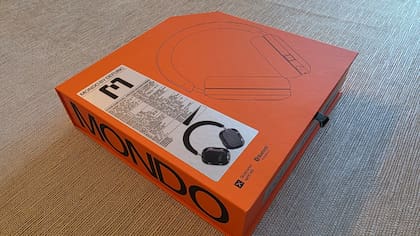 Unos auriculares Mondo Over-Ear transparentes