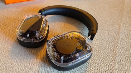 Unos auriculares Mondo Over-Ear transparentes