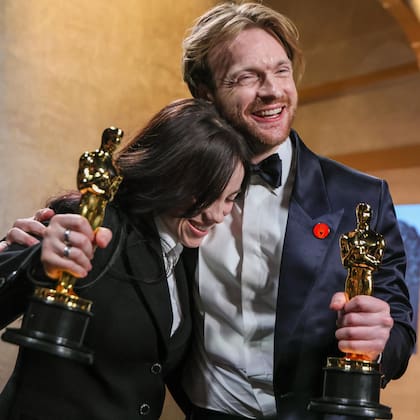 Unos de los momentos de mayor orgullo para la familia fue cuando Billie y su hermano levantaron las estatuillas doradas de los Premios Oscar