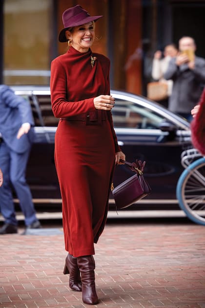 Unos días antes, Máxima se inclinó por los mismos tonos en un look compuesto por un traje, nuevamente de Natan, sombrero de Maison Michel y botas Gianvito Rossi