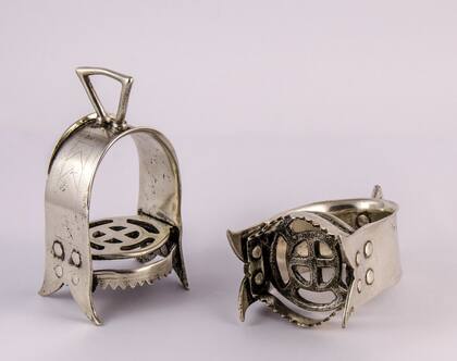 Unos estribos de plata son parte de la colección de la exposición