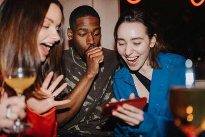 Unos investigadores pidieron a 100 parejas que respondieran unas preguntas y como resultaron surgieron amistades.