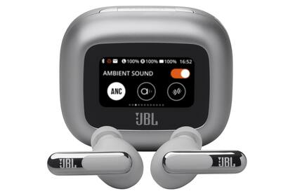 Unos JBL Live Beam 3, cuyo estuche de carga tiene una pantalla propia