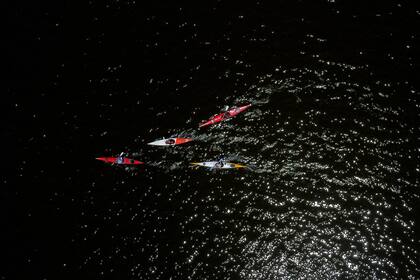 Unos kayakistas que estaban en el lugar vieron como el sujeto se hundía e intentaron rescatarlo