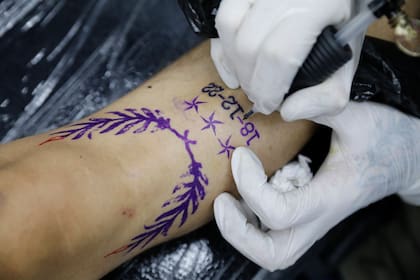 Unos laureles, tres estrellas y la fecha que recordará la mayoría de los argentinos: 18-12-2022, es lo que Juan Gabriel, de 21 años, decidió tatuarse en su pierna