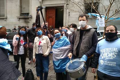 Unos manifestantes celestes, la semana pasada, frente a la Legislatura porteña