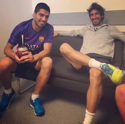 Unos mates entre uruguayos: Pablo Cuevas compartiendo un momento de charlas y anécdotas con Luis Suárez, cuando el delantero actuaba en Barcelona y era compañero de Leo Messi