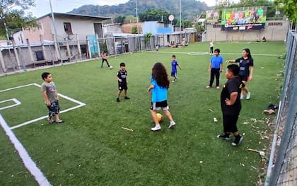 Unos niños juegan en la cancha irregular de la comunidad San Rafael de Santa Tecla, un área que hasta el régimen de excepción tenía una fuerte presencia de la MS-13