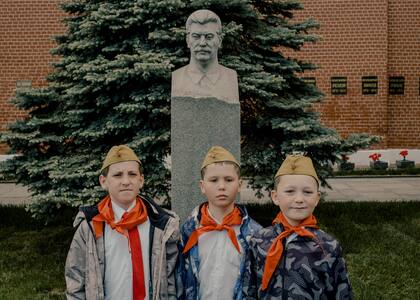 Unos niños posan frente a un busto de Stalin cerca de la Plaza Roja de Moscú, el 21 de mayo de 2023. El Presidente Vladimir Putin ha rehabilitado en gran medida a Stalin, a pesar de su gulag, ya que el hilo con el pasado sigue intacto.