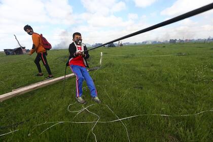 Unos niños se llevan sus cosas del predio de Guernica