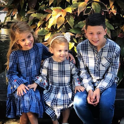Unos pequeños, Lola, Emma y Bastián Demichelis en 2019 durante su primera producción con la marca de Antonela Roccuzzo