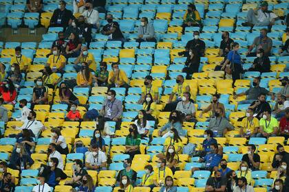 Unos pocos hinchas brasileños presentes en el Maracaná, miran la final de la Copa América 2021 entre la Argentina y Brasil
