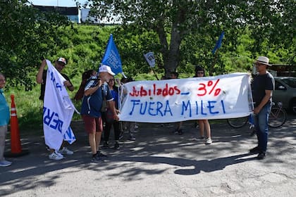 Unos pocos manifestantes protestaron frente a la planta