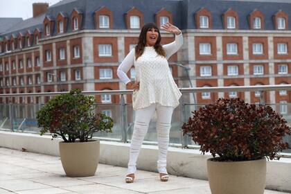 Unos segundos expuesta al público son suficientes para que la gente se asome a los balcones para saludarla a viva voz