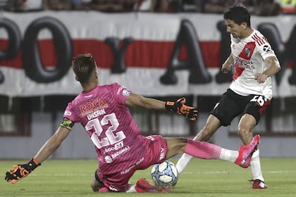 Unsain resolviendo en un mano a mano ante Nacho Fernández (River); el arquero de Defensa y Justicia es veloz para salir del arco y achicar