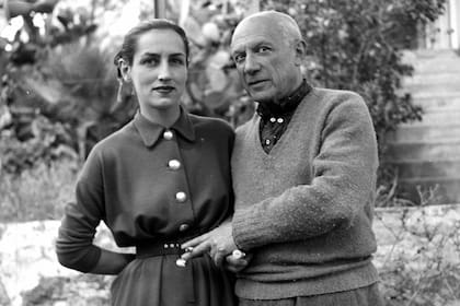 UNSPECIFIED - 1951:  Pablo Picasso and Francoise Gillot, by 1952. LIP-1069-007.  (Photo by Roger Viollet via Getty Images/Roger Viollet via Getty Images)