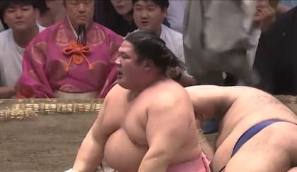 Ura Kazuki logró vencer a su oponente con una técnica pocas veces vista en el sumo