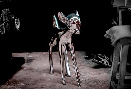 Urban Tao abre las puertas de uno de sus proyectos para recibir a Carne Hueso. La artista va a recrear su estudio en la obra en construcción e imprimir obras en 3D y presentar una escultura de Bambi.