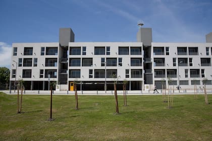 Las viviendas son un desarrollo del programa nacional Procrear y fueron ofrecidas a los ciudadanos con una línea preferencial de crédito de hasta 30 años otorgada por el Banco Ciudad.