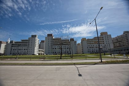 El predio a estrenar cuenta con 2396 departamentos, de entre uno y tres ambientes, distribuidos en 56 edificios de distinta morfología y con terrazas verdes.