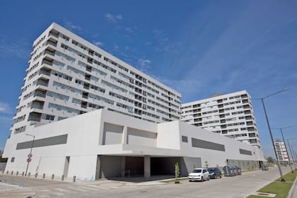 Con la llegada de los propietarios, los comerciantes de la zona tienen grandes espectativas.