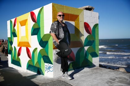 Urbano, eligió un oufit con valores cromáticos oscuros que contrastan con el entorno marplatense