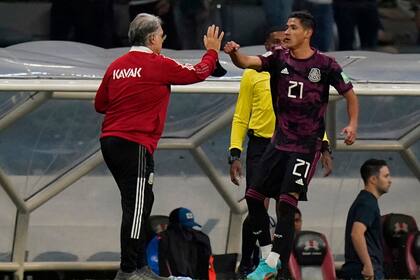 Uriel Antuna celebra con Martino el primer gol mexicano ante El Salvador; luego se sumaron otros futbolistas, a modo de respaldo al DT argentino