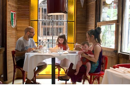 Uriel Kitay y su familia, en La Cantina del Rey, una pausa para el almuerzo
