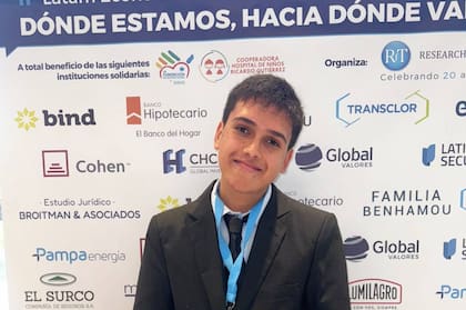 Uriel Manzo: "La educación se juega en sociedades donde persiste el analfabetismo, donde miles de estudiantes abandonan sin que el sistema registre su ausencia, donde la expectativa se erosiona y el sentido de aprender se vuelve difuso”.