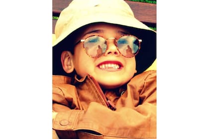 Uriel también recuerda una infancia entre papeles, libros, elocuentes discursos que daba en almuerzos familiares con maletín en mano y vestido con ropas y trajes que le quedaban grandes