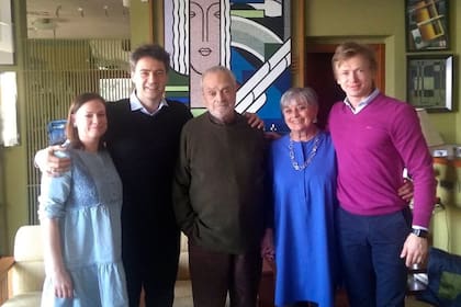 Iñaki Urlezaga con Ezio Frigerio, Franca Squarciapino y Andrian Fadeev, director del Yacobson Ballet, en la producción que montaron en Rusia en 2019
