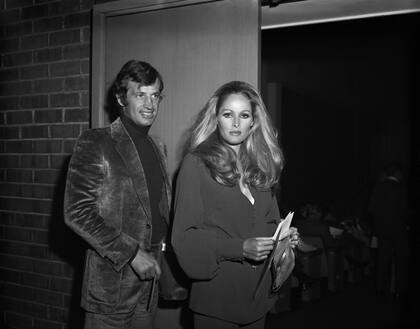 Ursula Andress y Jean-Paul Belmondo en una premiere, en 1969