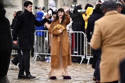 Úrsula Corberó volvió a dar la nota con su look. Esta vez, la actriz pasó por la Semana de la Moda de París y, luego del desfile de Loewe, compartió su original outfit con el público. Sin el Chino Darín, su novio, como acompañante, la protagonista de El cuerpo en llamas llevó un vestido largo de tul en color nude que acompañó con un sacón camel y unos voluminosos zapatos de pelo color vino