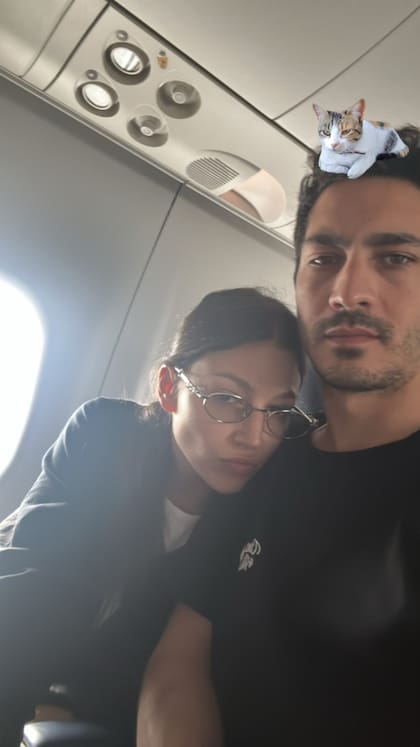 Úrsula Corberó y el Chino Darín posaron juntos desde el avión
