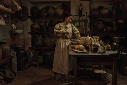 Úrsula Iguarán (Susana Morales) emprende su vida industriosa en el pueblo desafiando los devaneos de su marido con la alquimia