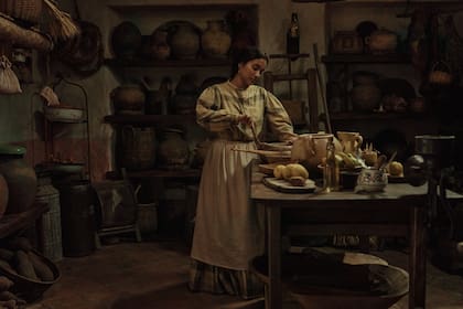 Úrsula Iguarán (Susana Morales en la serie "Cien años de soledad") desafía los devaneos de su marido con la alquimia