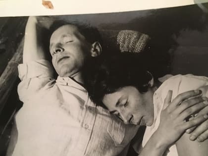 Ursula Kuczynski, con su marido Rudi Hamburger en Shanghái en 1934, poco antes de su separación. Fuente: ARCHIVO DE LA FAMILIA HAMBURGER