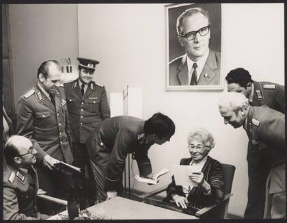 Ursula Kuczynski, ya retirada, con funcionarios del Ministerio de Seguridad del Estado de Alemania Oriental. Fuente: BARCH, BILD